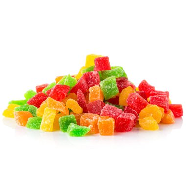 Beyaz arka planda izole edilmiş kurutulmuş bir meyve dilimi. Sağlıklı ananas, mango ve papaya.