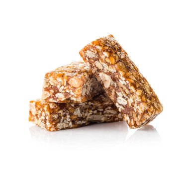 Bal çubukları yakın plan. Gozinaki tatlıları. Kavrulmuş karamelli fındıklı geleneksel oryantal şekerleme. Enerji çubukları kavrulmuş fındıklar beyaz arka planda izole edilmiş.