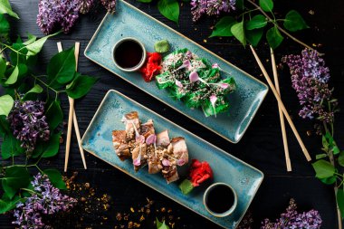 Suşi rulo - somon ve Chuka salatası ile Kyoto. Suşi menü barı. Japon yemeği Suşi en iyi görünümü sunuyordu.