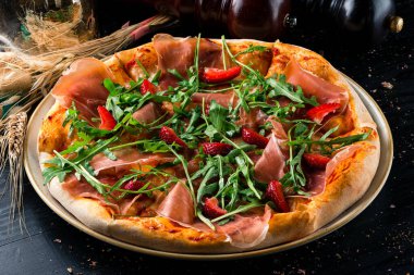 Parma ve çilekli İtalyan pizzası.