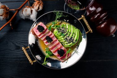 Avokado ile ızgarada kızartılmış ton balığı.