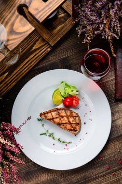 Biftekli ton balığı ızgarası.