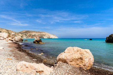 Güzel bir deniz manzarası ve cyaphrodite kayası.