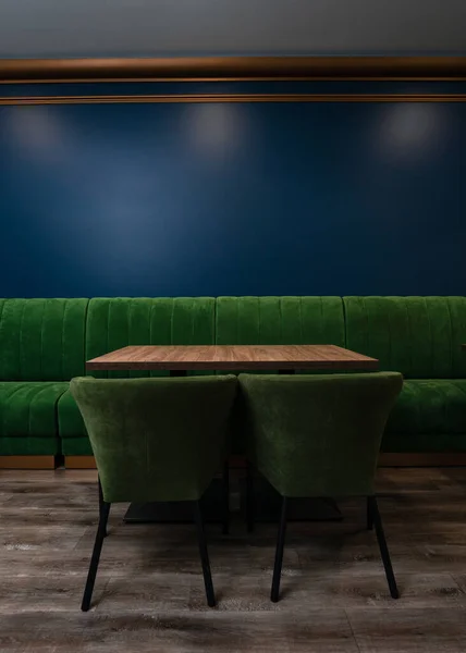 Mesa vacía restaurante oscuro espacio de copia en la pared — Foto de Stock