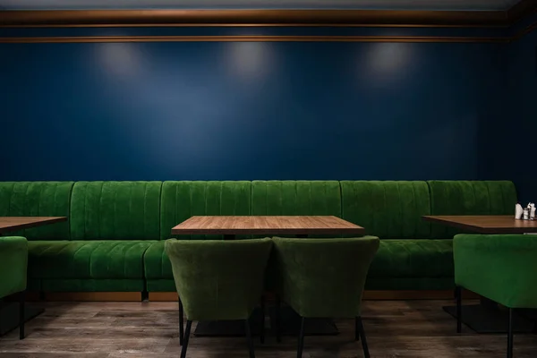 Mesa vacía restaurante oscuro espacio de copia en la pared — Foto de Stock