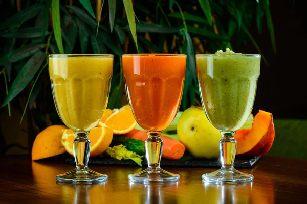 Апельсиновый, зеленый, красный смузи свежевыжатый сок — стоковое фото