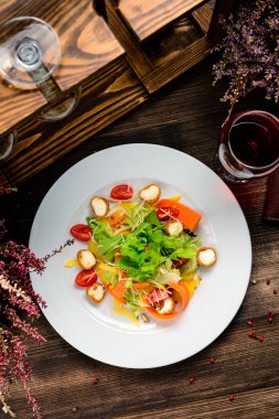 Moda salatası. Tavuk ızgara Halloumi peyniri, salata, taze domates ve avokado. Sağlıklı yiyecekler, ketojenik diyet, diyet öğle yemeği konsepti. Keto diyet menüsü. Kızarmış peynirli taze yaz salatası.