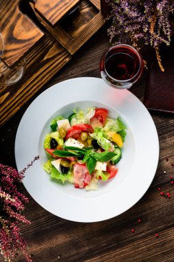 Taze yaz sebzeli salata, kabuklu salata.