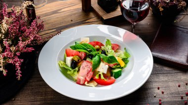 Taze yaz sebzeli salata, kabuklu salata.