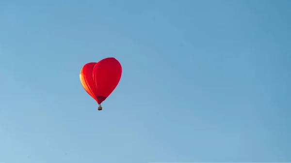 气球形的心形 红球形的心形在蓝天的爱的概念复制空间背景 — 图库照片