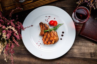 Barbekü ton balıklı biftek tabakta yakın plan. Biftek ton balığı ızgarası bbq top view, düz uzanma