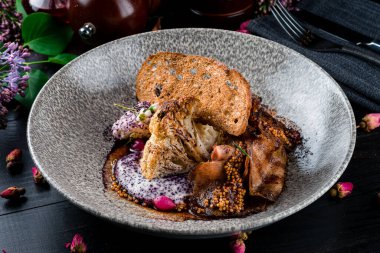 Izgarada ızgara biftek, ızgara karnabahar, lezzetli restoran bifteği, sığır dili, restoranda yemek.