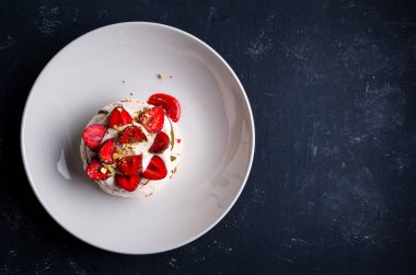 Taze çilek ve krem şantili Rustik Pavlova pastası. Üst manzara tatlı kremalı taze çilek fotokopi alanı