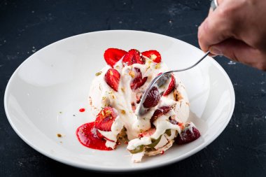 Taze çilek ve krem şantili Rustik Pavlova pastası. Taze çilekli tatlı kreması.