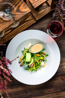 Bir kase roket salatası ve dilimlenmiş turp roka ve turplu taze yaz salatası.