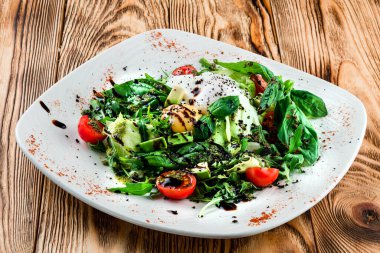 Sağlıklı yaz mercimek salatası, karamelize armut, roka ve haşlanmış yumurta üzerine yumuşak yumurta, haşlanmış yumurtayla taze salata.