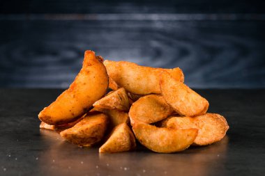 Kırsalda kızarmış patates kızartması, Fast Food tarzı. Kapat..