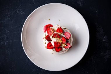 Taze çilek ve krem şantili Rustik Pavlova pastası. Taze çilekli tatlı kreması.