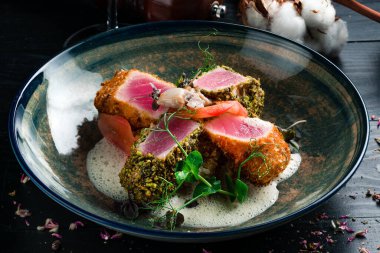 Hafif kurutulmuş bademli ton balığı bifteği. Hafif kızarmış ton balığını kapat.