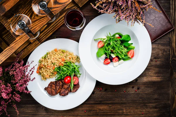 Middag Restaurangen Två Rätters Lunch Grillat Kött Och Färsk Grönsakssallad — Stockfoto