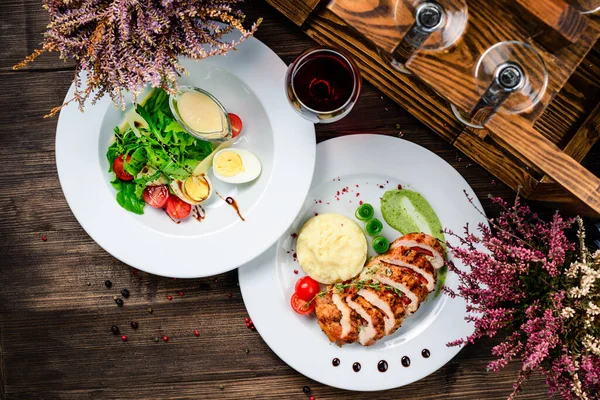 Cena Ristorante Pranzo Due Portate Carne Alla Griglia Insalata Verdure — Foto Stock