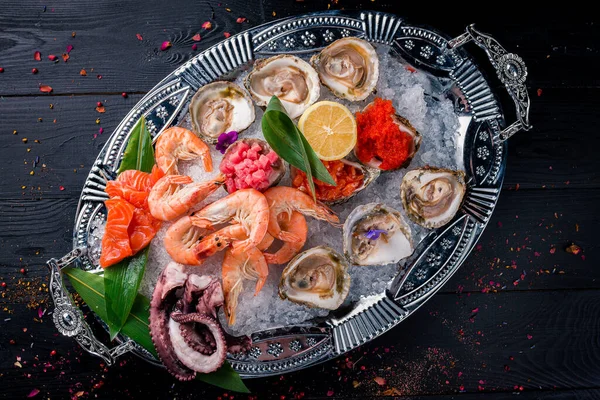 Geassorteerde Zeevruchten Garnalen Sint Jakobsschelpen Inktvis Mosselen Serveren Borden Tafel — Stockfoto