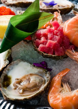 Buzlu deniz ürünleri tabağı. Küçük deniz ürünleri tabağındaki istiridyeleri kapatın. Deniz ürünleri tabağı istiridye ve deniz ürünleri.