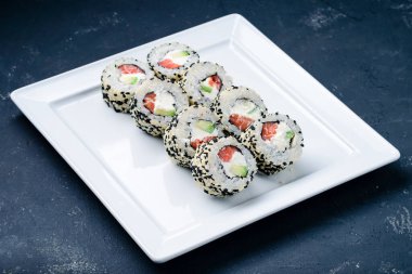 Suşi rulo, Maki. Gri beton arka planda menü için suşi rulosu kapat