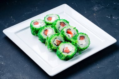 Suşi rulo, Maki. Gri beton arka planda menü için suşi rulosu kapat