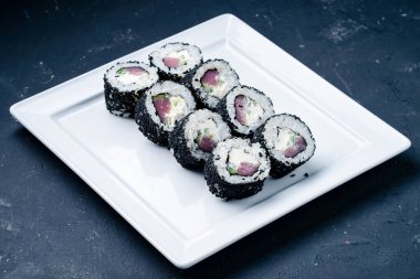 Suşi rulo, Maki. Gri beton arka planda menü için suşi rulosu kapat