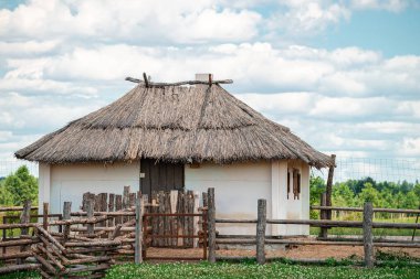 Eski Ukrayna kulübesi kil kaplı, ulusal geleneksel Slavlar evi sazdan ya da samandan yapılmış.