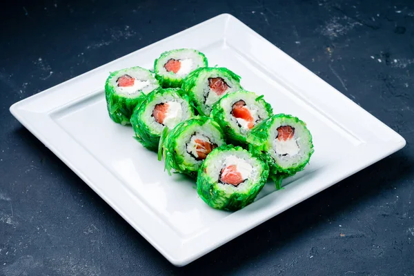 Suşi rulo, Maki. Gri beton arka planda menü için suşi rulosu kapat