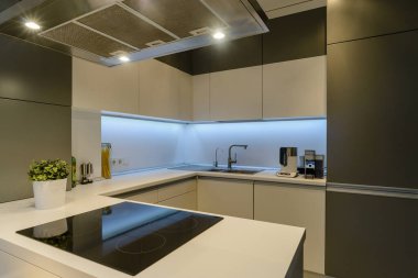 Kentsel apartman modern mutfak içi beyaz mobilyalarla dolu