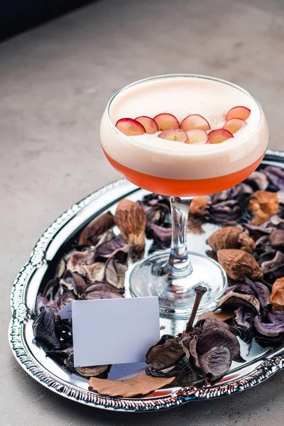 Roter Cocktail Mit Schaum Dekoriert Mit Trauben Serviert Einer Bar — Stockfoto