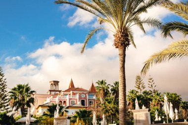 Palmiye ağaçları olan saray ve bahçe, halka açık ücretsiz konak