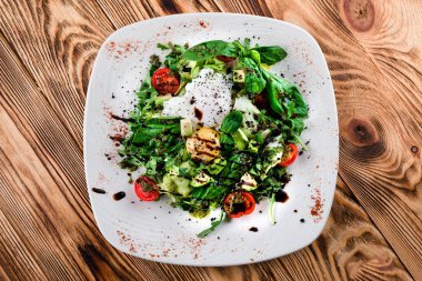 Sağlıklı yaz mercimek salatası, karamelize armut, roka ve haşlanmış yumurta üzerine yumuşak yumurta, haşlanmış yumurtayla taze salata.