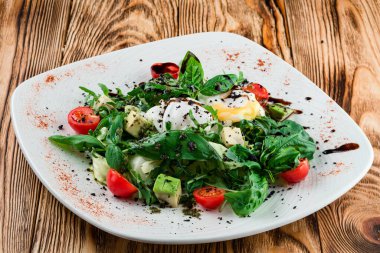 Sağlıklı yaz mercimek salatası, karamelize armut, roka ve haşlanmış yumurta üzerine yumuşak yumurta, haşlanmış yumurtayla taze salata.