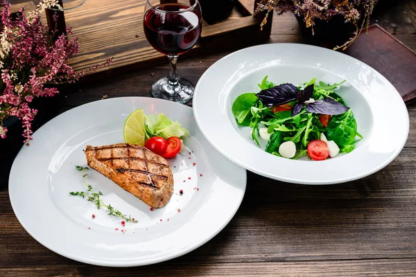 Två Tallrikar Biff Och Sallad Bordet Lunch Restaurangen Grillad Tonfisk — Stockfoto