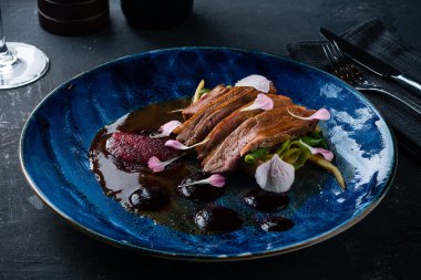 Armut ve böğürtlen soslu ördek göğsü. Ördek göğsü bifteğini armutla kapat.