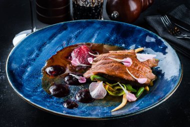 Armut ve böğürtlen soslu ördek göğsü. Ördek göğsü bifteğini armutla kapat.