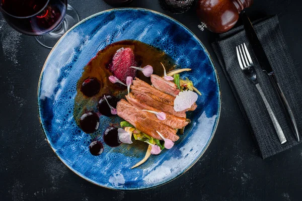 Armut ve böğürtlen soslu ördek göğsü. Ördek göğsü bifteğini armutla kapat.