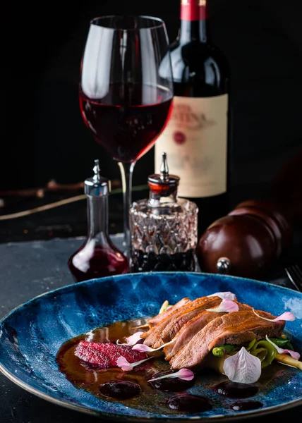 Armut ve böğürtlen soslu ördek göğsü. Ördek göğsü bifteğini armutla kapat.