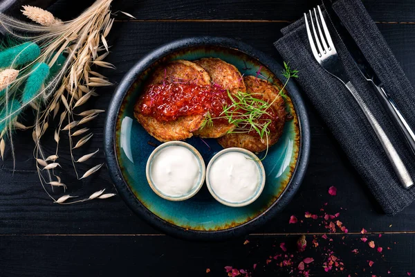 Kırmızı havyarlı çıtır patatesli gözleme. Tereyağında kızartılmış patatesli gözleme. Patates böreği yığını. Üst manzara, düz yatış.