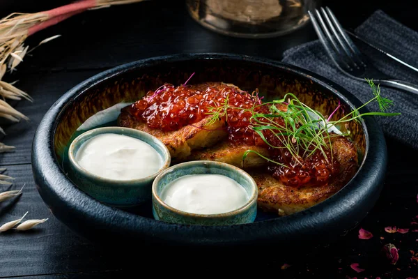 Kırmızı havyarlı çıtır patatesli gözleme. Tereyağında kızartılmış patatesli gözleme. Bir yığın patates böreği.