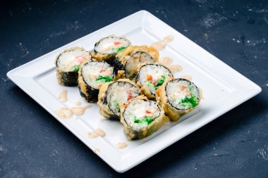 Suşi rulo, Maki. Gri beton arka planda menü için suşi rulosu kapat