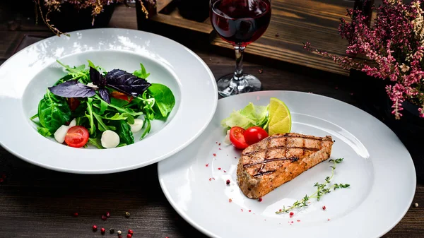 Två Tallrikar Biff Och Sallad Bordet Lunch Restaurangen Grillad Tonfisk — Stockfoto