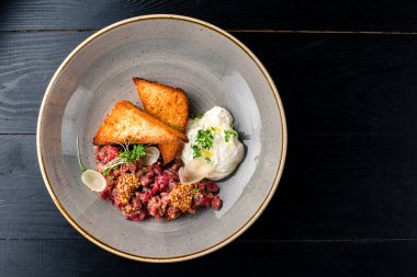 Geleneksel Kore Yukhoe Yukke, sığır eti tartar üst görünüm, düz yatar