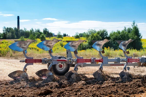 Traktor Pflügt Und Eggt Das Land Einem Sonnigen Frühlingstag Auf — Stockfoto