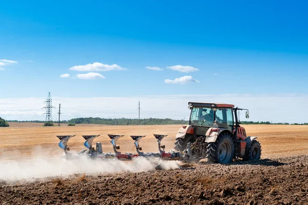 Close Van Landbouw Rode Trekker Teeltveld Boven Blauwe Lucht Ploegen — Stockfoto