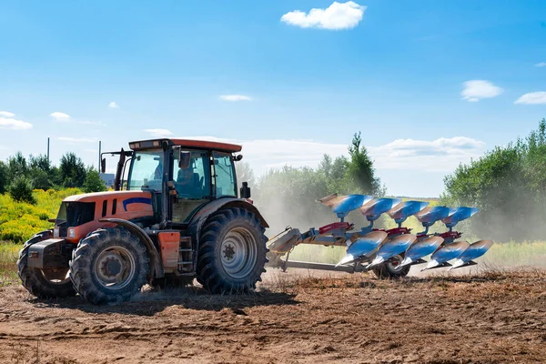 Großaufnahme Der Landwirtschaft Roter Traktor Bearbeitet Feld Über Blauem Himmel — Stockfoto